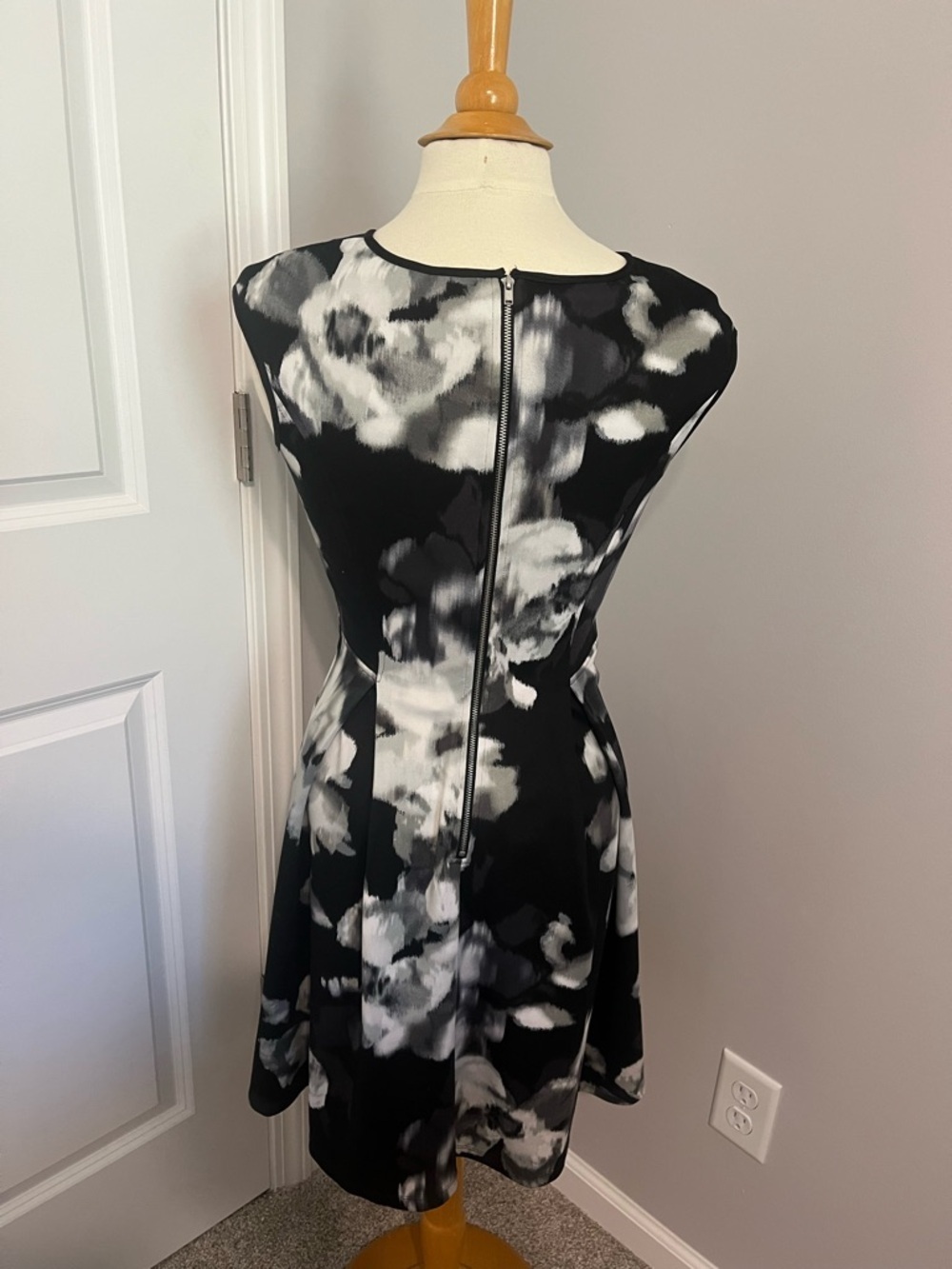 White House Black Market Black and White Abstract Floral Midi Dress Sz 2